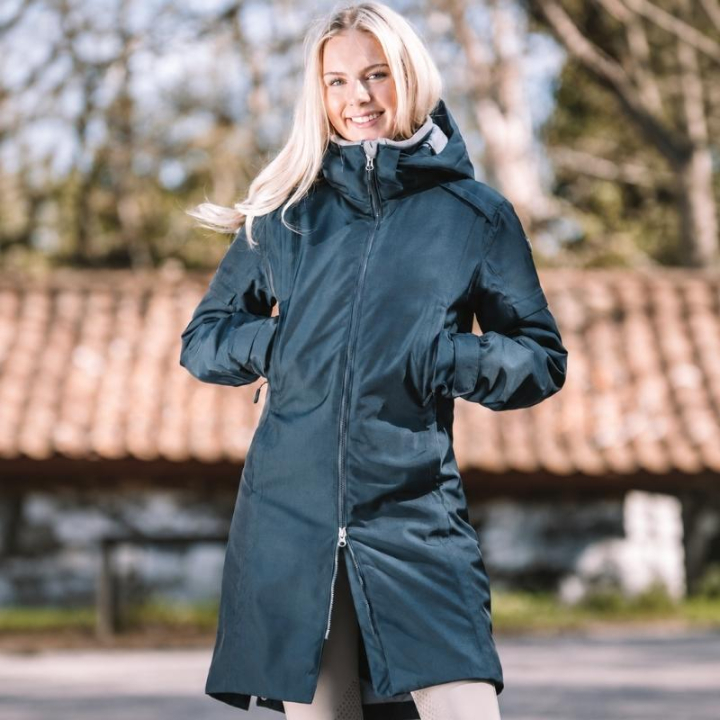 Parka jeździecka Grace Granatowa w grupie Odzież jeździecka / Płaszcze i kurtki / Płaszcze jeździeckie przy Equinest (11008590003NA_r)