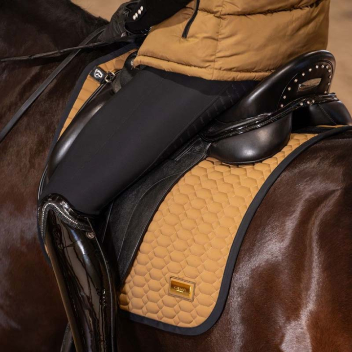 Czaprak ujeżdżeniowy FIR-Tech Grand Beżowy w grupie Sprzęt dla konia / Czapraki / Czapraki ujeżdżeniowe przy Equinest (30009071809BE)