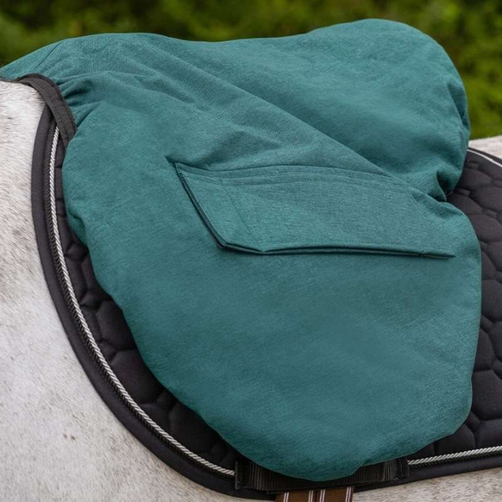 Pokrowiec na siodło Water Repellent Ciemna zieleń w grupie Sprzęt dla konia / Akcesoria dla konia / Pokrowce na siodło przy Equinest (3163DGR0DGN)