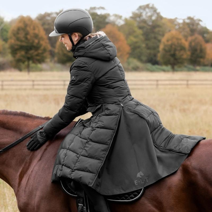 Płaszcz jeździecki Saphira Advanced Czarny w grupie Odzież jeździecka / Płaszcze i kurtki / Płaszcze jeździeckie przy Equinest (3262101LBA_r)