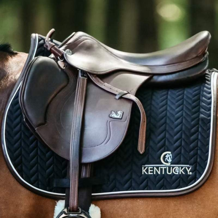Czaprak Leather Fishbone Czarny w grupie Sprzęt dla konia / Czapraki / Czapraki skokowe i wszechstronne przy Equinest (4257601SJBA_r)