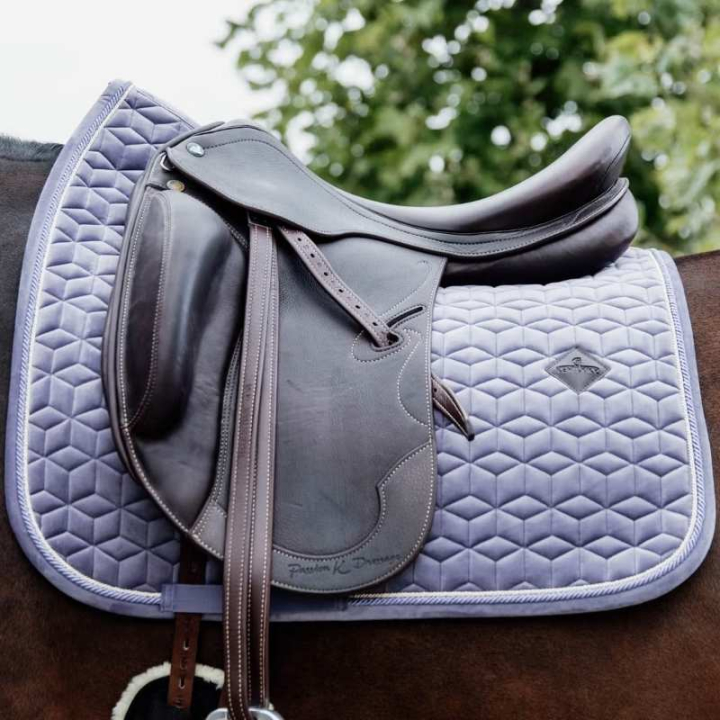 Czaprak ujeżdżeniowy Velvet Fioletowy w grupie Sprzęt dla konia / Czapraki / Czapraki ujeżdżeniowe przy Equinest (4257975DRPU_r)
