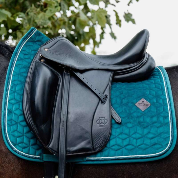 Czaprak ujeżdżeniowy Velvet Szmaragdowa zieleń w grupie Sprzęt dla konia / Czapraki / Czapraki ujeżdżeniowe przy Equinest (42579DRSGn_r)