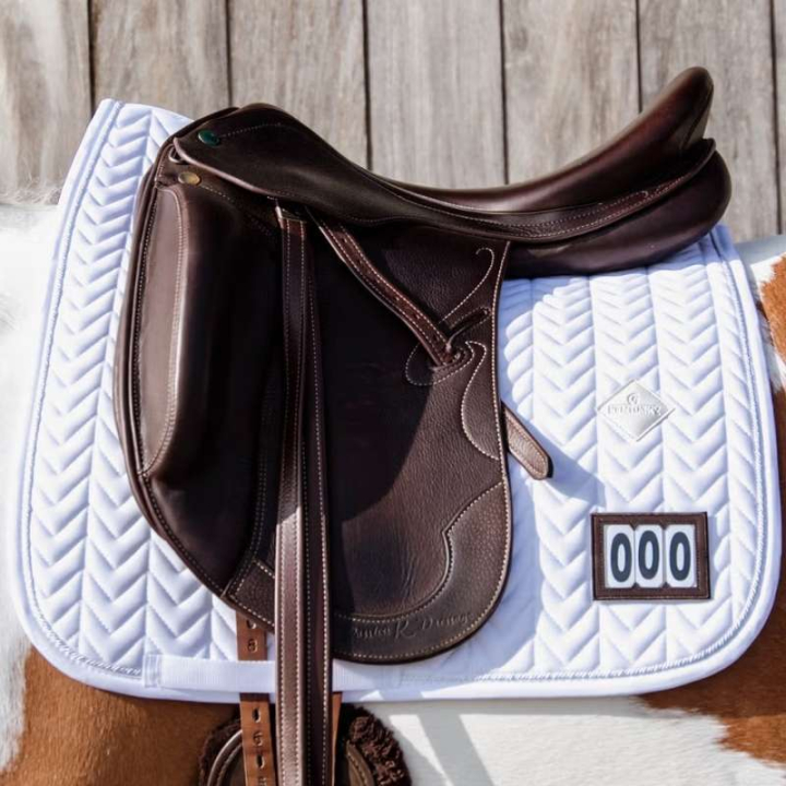 Czaprak ujeżdżeniowy Fishbone Competition Biały w grupie Sprzęt dla konia / Czapraki / Czapraki ujeżdżeniowe przy Equinest (4258202DRWH_r)