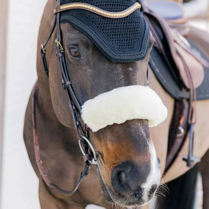 Futerko na nachrapnik Sheepskin Natural w grupie Sprzęt dla konia / Ogłowia i naczółki / Futerka ochronne do ogłowia przy Equinest (42602NA)