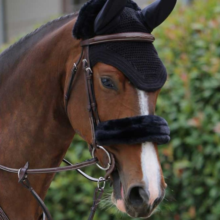 Futerko na nachrapnik Sheepskin Czarne w grupie Sprzęt dla konia / Ogłowia i naczółki / Futerka ochronne do ogłowia przy Equinest (42602SV)
