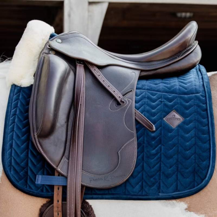 Czaprak ujeżdżeniowy Skin Friendly Velvet Granatowy w grupie Sprzęt dla konia / Czapraki / Czapraki ujeżdżeniowe przy Equinest (4270603DRNA_r)