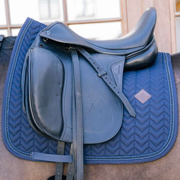 Czaprak ujeżdżeniowy Metal Chain Granatowy w grupie Sprzęt dla konia / Czapraki / Czapraki ujeżdżeniowe przy Equinest (4272103DRNA_r)