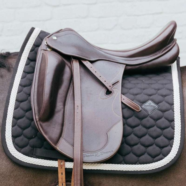 Czaprak ujeżdżeniowy Plaited Cord Czarny w grupie Sprzęt dla konia / Czapraki / Czapraki ujeżdżeniowe przy Equinest (4272201DRBA_r)