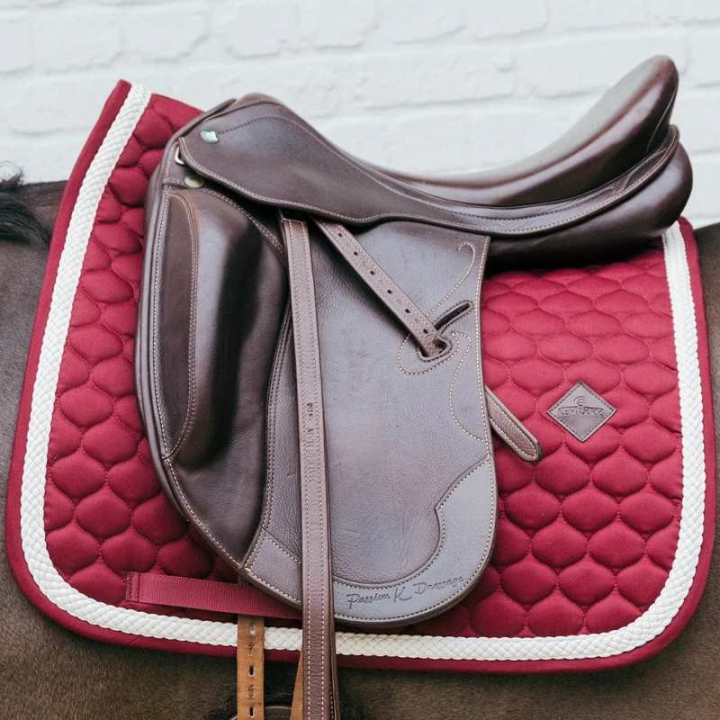 Czaprak ujeżdżeniowy Plaited Cord Bordowy w grupie Sprzęt dla konia / Czapraki / Czapraki ujeżdżeniowe przy Equinest (4272217DRWN_r)