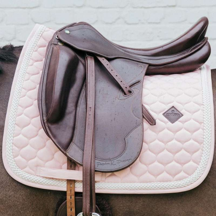 Czaprak ujeżdżeniowy Plaited Cord Jasny róż w grupie Sprzęt dla konia / Czapraki / Czapraki ujeżdżeniowe przy Equinest (4272250DRLPI_r)