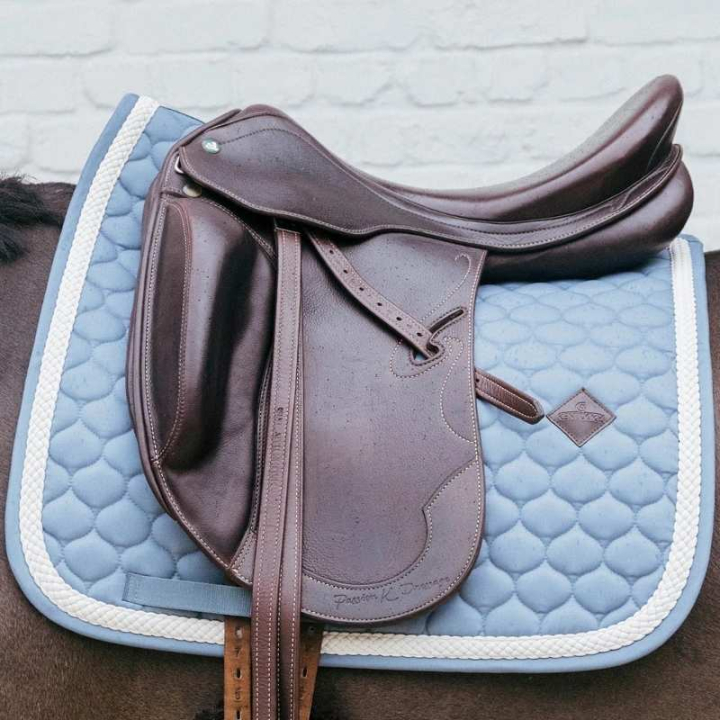 Czaprak ujeżdżeniowy Plaited Cord Błękitny w grupie Sprzęt dla konia / Czapraki / Czapraki ujeżdżeniowe przy Equinest (4272261DRLBL_r)
