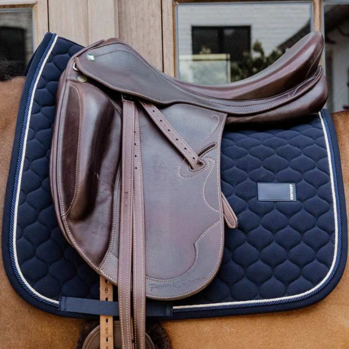 Czaprak ujeżdżeniowy Onion Quilt Rubber Logo Granatowy w grupie Sprzęt dla konia / Czapraki / Czapraki ujeżdżeniowe przy Equinest (4272703DRNA_r)