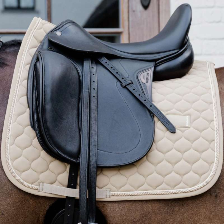 Czaprak ujeżdżeniowy Onion Quilt Rubber Logo Beżowy w grupie Sprzęt dla konia / Czapraki / Czapraki ujeżdżeniowe przy Equinest (4272732DRBE_r)