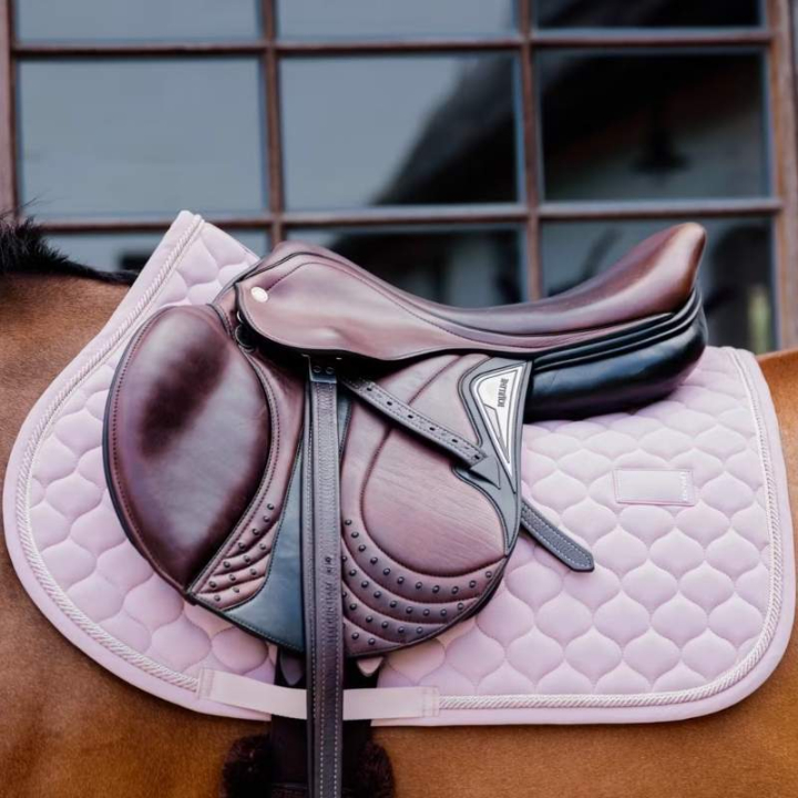 Czaprak Onion Quilt Rubber Logo Jasny Róż w grupie Sprzęt dla konia / Czapraki / Czapraki skokowe i wszechstronne przy Equinest (4272750SJLPI_r)