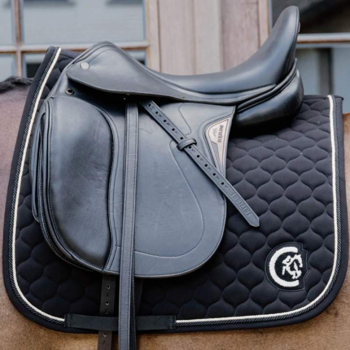 Czaprak ujeżdżeniowy Onion Quilt 3D Logo Czarny w grupie Sprzęt dla konia / Czapraki / Czapraki ujeżdżeniowe przy Equinest (4272801DRBA_r)