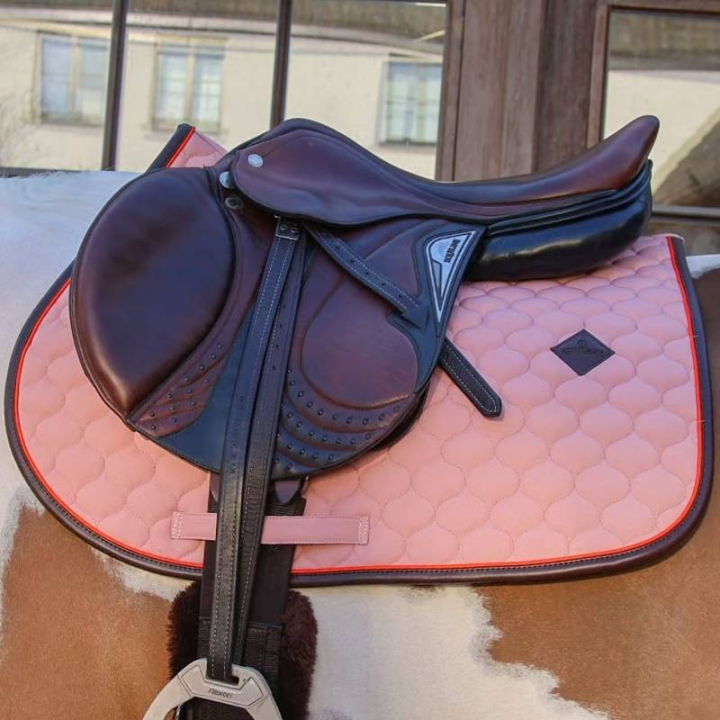 Czaprak Onion Quilt Leather Stary róż w grupie Sprzęt dla konia / Czapraki / Czapraki skokowe i wszechstronne przy Equinest (4274310SJOPI_r)