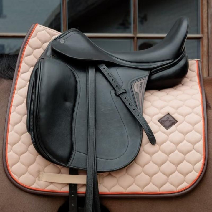Czaprak ujeżdżeniowy Onion Quilt Leather Beżowy w grupie Sprzęt dla konia / Czapraki / Czapraki ujeżdżeniowe przy Equinest (4274332DRBE_r)