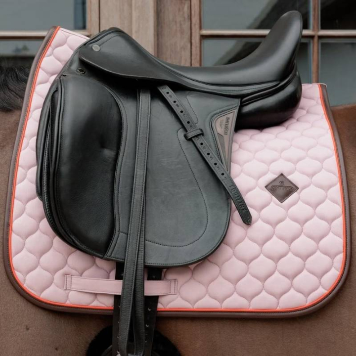 Czaprak ujeżdżeniowy Onion Quilt Leather Lavender w grupie Sprzęt dla konia / Czapraki / Czapraki ujeżdżeniowe przy Equinest (4274378DRPU_r)