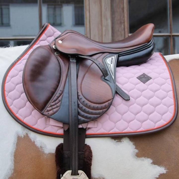 Czaprak Onion Quilt Leather Lavender w grupie Sprzęt dla konia / Czapraki / Czapraki skokowe i wszechstronne przy Equinest (4274378SJPU_r)