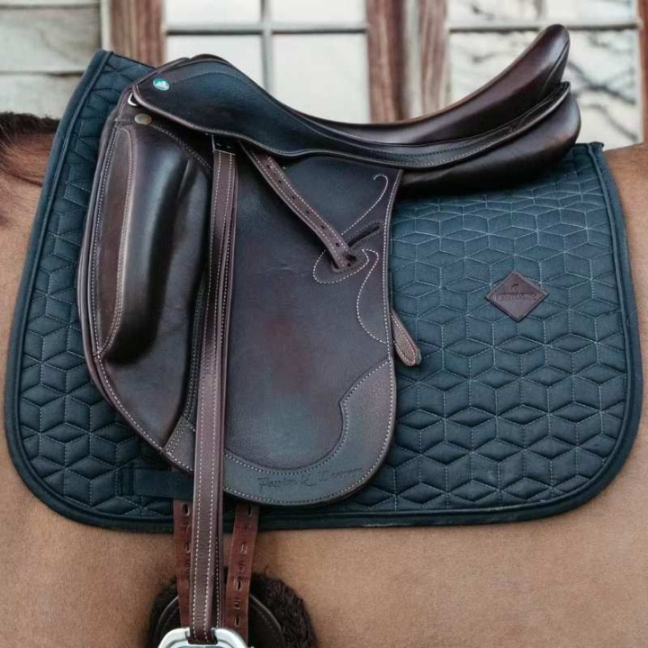 Czaprak ujeżdżeniowy Classic Szary w grupie Sprzęt dla konia / Czapraki / Czapraki ujeżdżeniowe przy Equinest (42803DrGr_r)