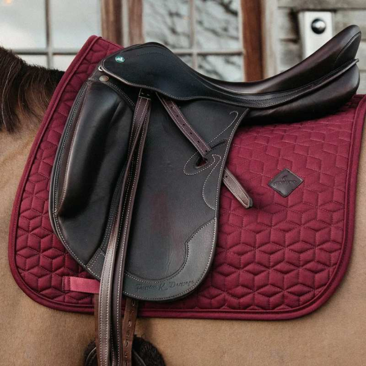 Czaprak ujeżdżeniowy Classic Bordowy w grupie Sprzęt dla konia / Czapraki / Czapraki ujeżdżeniowe przy Equinest (42803DrVn_r)