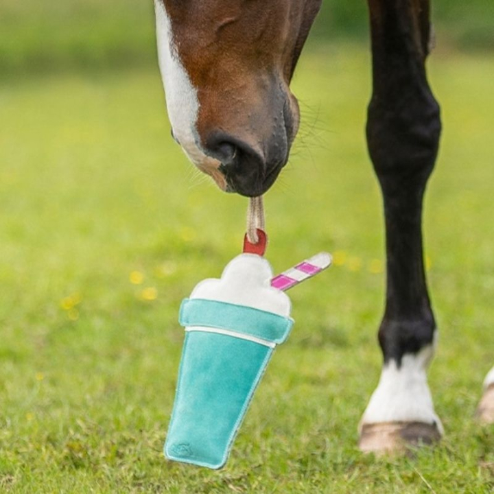 Zabawka dla konia Snackcounter Milkshake w grupie Stajnia i padok / Zabawki dla koni przy Equinest (5740MLK0)