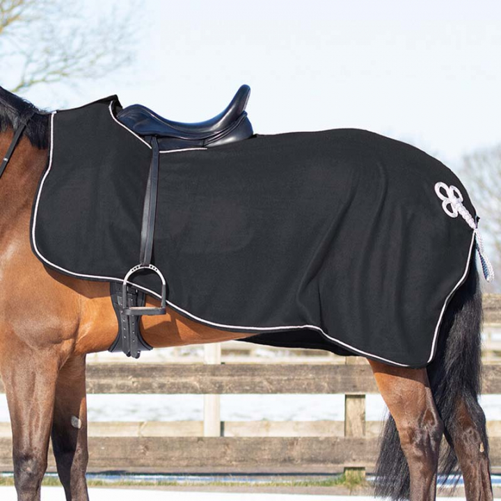 Derka treningowa Ornament Fleece Czarno/Srebrna w grupie Derki dla koni / Derki treningowe przy Equinest (6106BASI)