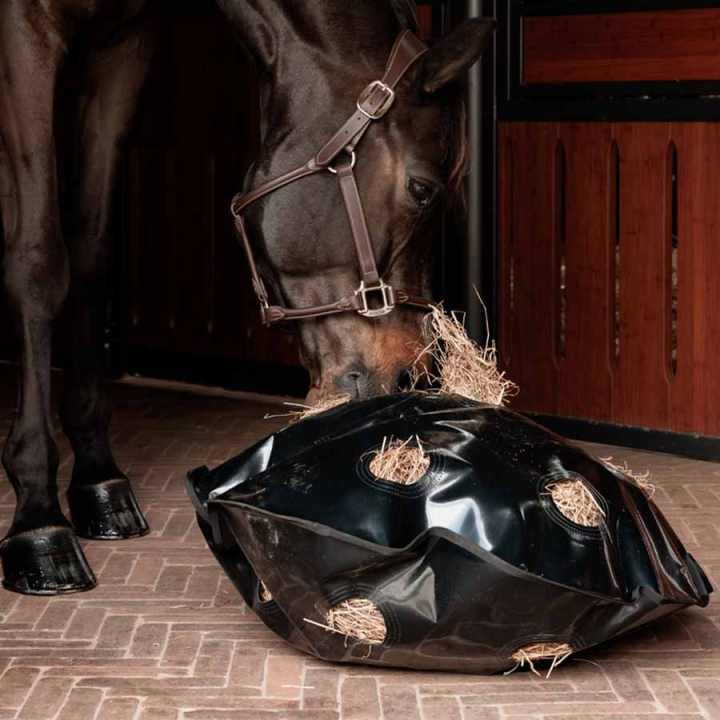 Siatka na siano Play & Haybag Slowfeeder Round Czarna w grupie Stajnia i padok / Wyposażenie stajni / Siatki i torby na siano przy Equinest (8222701LBA_r)