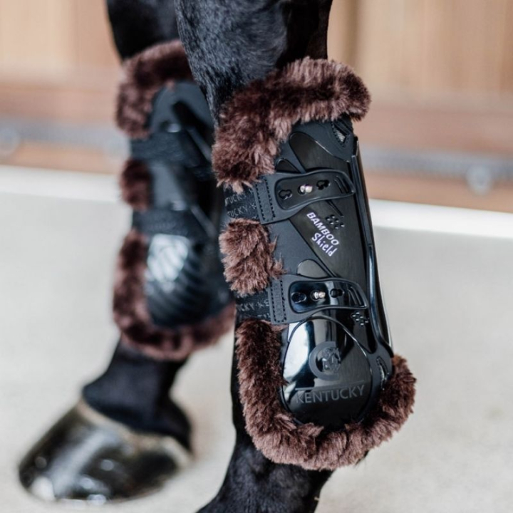 Ochraniacze skokowe przód Vegan Sheepskin Bamboo Elastic Czarno/Brązowe w grupie Sprzęt dla konia / Ochrona nóg / Ochraniacze skokowe przód przy Equinest (88102BABR_r)