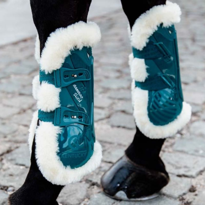 Ochraniacze skokowe przód Vegan Sheepskin Bamboo Elastic Szmaragdowa zieleń w grupie Sprzęt dla konia / Ochrona nóg / Ochraniacze skokowe przód przy Equinest (88102SGN_r)