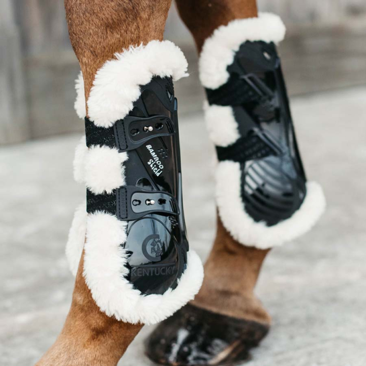 Ochraniacze skokowe przód Sheepskin Bamboo Shield Shield Czarne w grupie Sprzęt dla konia / Ochrona nóg / Ochraniacze skokowe przód przy Equinest (88102Sv_r)