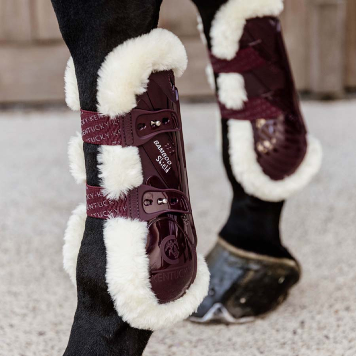 Ochraniacze skokowe przód Vegan Sheepskin Bamboo Elastic Bordowe w grupie Sprzęt dla konia / Ochrona nóg / Ochraniacze skokowe przód przy Equinest (88102WN_r)