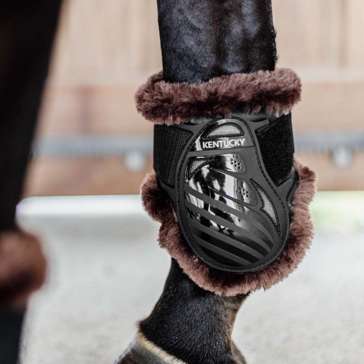 Ochraniacze skokowe tył Young Vegan Sheepskin Czarno/Brązowe w grupie Sprzęt dla konia / Ochrona nóg / Ochraniacze skokowe tył przy Equinest (88205BABR_r)