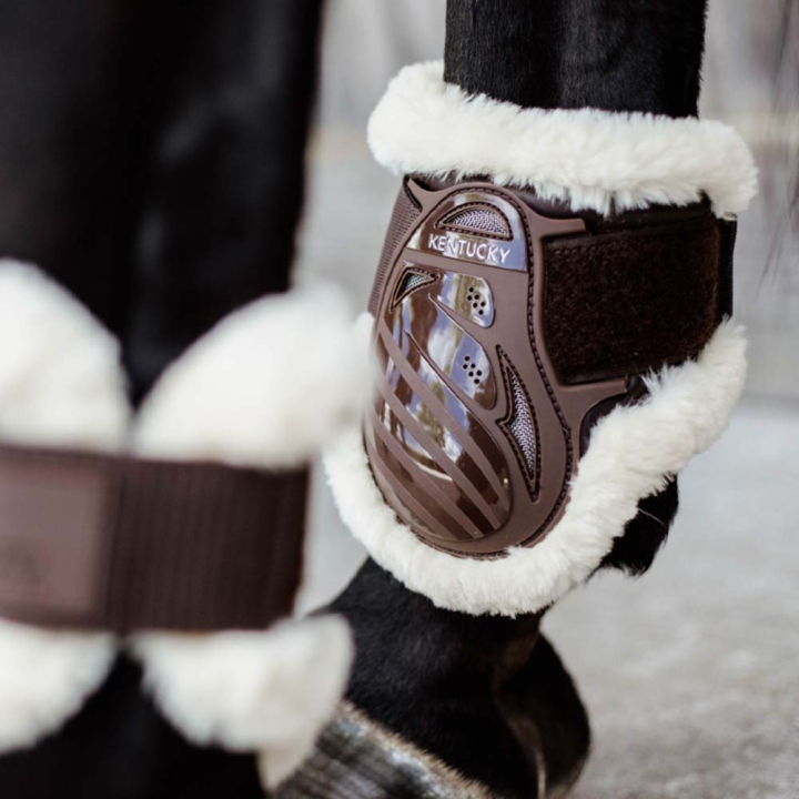 Ochraniacze skokowe tył Sheepskin Shield Brązowe w grupie Sprzęt dla konia / Ochrona nóg / Ochraniacze skokowe tył przy Equinest (88205Br_r)