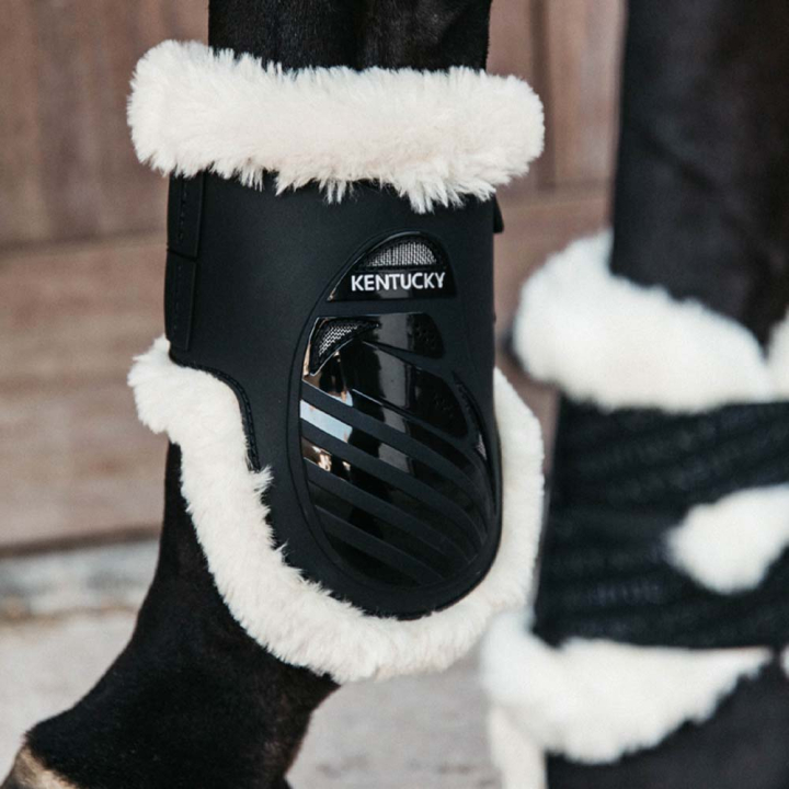 Ochraniacze skokowe tył Elastic Vegan Sheepskin Czarne w grupie Sprzęt dla konia / Ochrona nóg / Ochraniacze skokowe tył przy Equinest (8820801MBA_r)