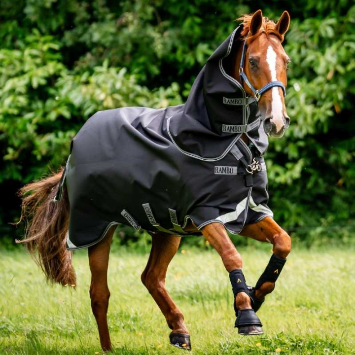 Derka przeciwdeszczowa Rambo Supreme Plus 1680D 50g Czarno/Szara w grupie Derki dla koni / Derki padokowe / Derki przeciwdeszczowe przy Equinest (AAASA1KJJBAGRSI_r)