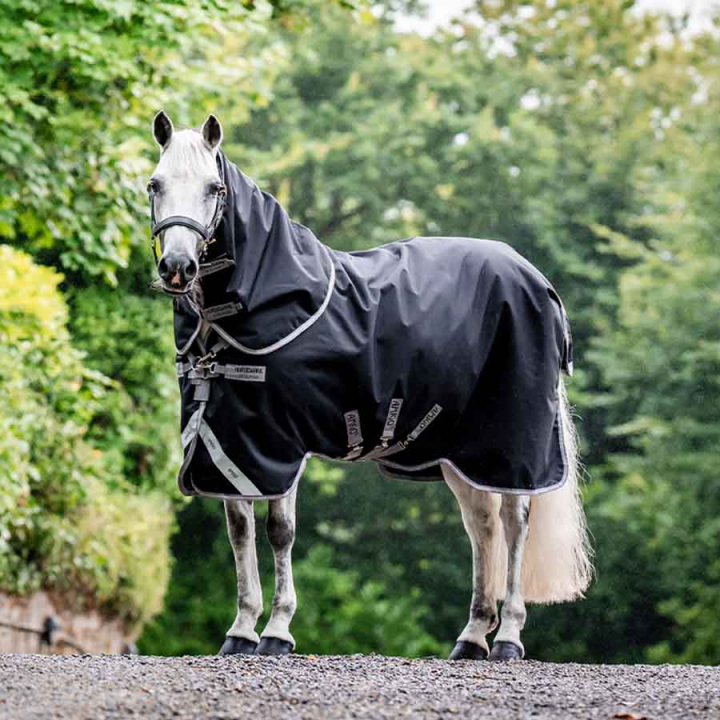 Derka zimowa z kapturem Amigo Bravo 12 Plus Bundle (50g+100g+200g) V-Front Czarno/Szara w grupie Derki dla koni / Derki padokowe / Derki zimowe przy Equinest (AARDM2BA)