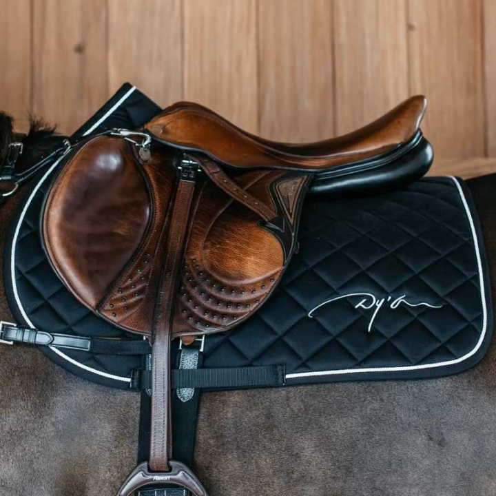 Czaprak Diamond Czarny w grupie Sprzęt dla konia / Czapraki / Czapraki skokowe i wszechstronne przy Equinest (HO22KBLFBA_r)