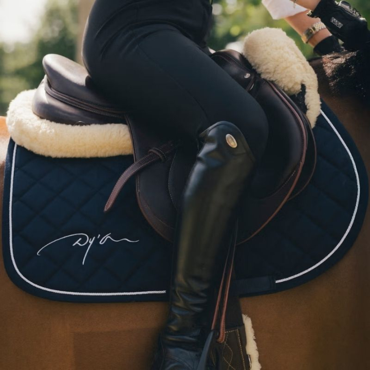 Czaprak Diamond Granatowy w grupie Sprzęt dla konia / Czapraki / Czapraki skokowe i wszechstronne przy Equinest (HO22KNAFNA_r)
