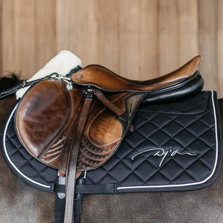 Czaprak Skin Friendly Vegan Sheepskin Czarny w grupie Sprzęt dla konia / Czapraki / Czapraki skokowe i wszechstronne przy Equinest (HO22LBLFBA_r)