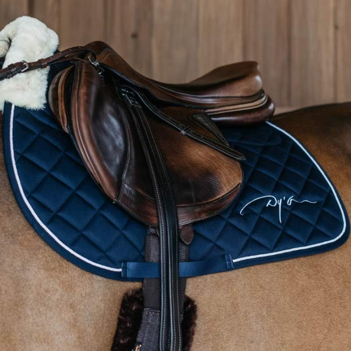 Czaprak Skin Friendly Vegan Sheepskin Granatowy w grupie Sprzęt dla konia / Czapraki / Czapraki skokowe i wszechstronne przy Equinest (HO22LNAFNA_r)