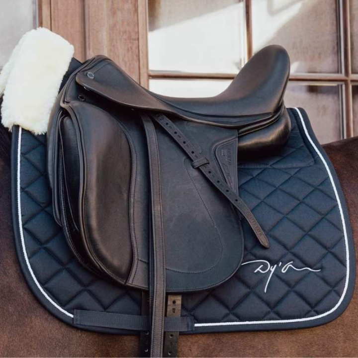 Czaprak ujeżdżeniowy Skin Friendly Vegan Sheepskin Granatowy w grupie Sprzęt dla konia / Czapraki / Czapraki ujeżdżeniowe przy Equinest (HO22NNAFNA_r)
