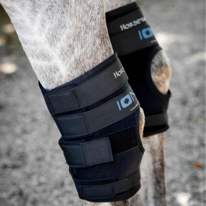 Ochraniacze na staw skokowy Ionic Therapy 2-szt. Czarne w grupie Pielęgnacja i zdrowie / Masaż i krążenie krwi przy Equinest (TBHJHNK00BA-FU)