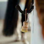 Szczotka do kopyt z wyciągaczem kopyt Rund brązowa Szczotka do kopyt z wyciągaczem kopyt Rund brązowa