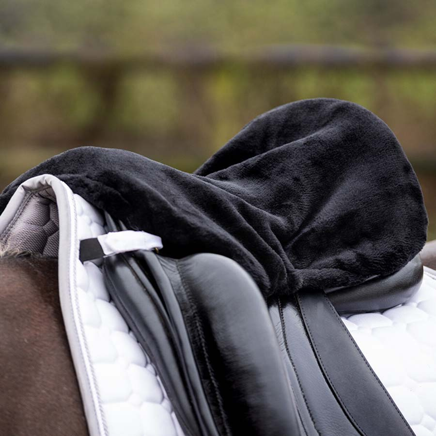 Ogrzewająca nakładka na siodło Super Soft Czarna