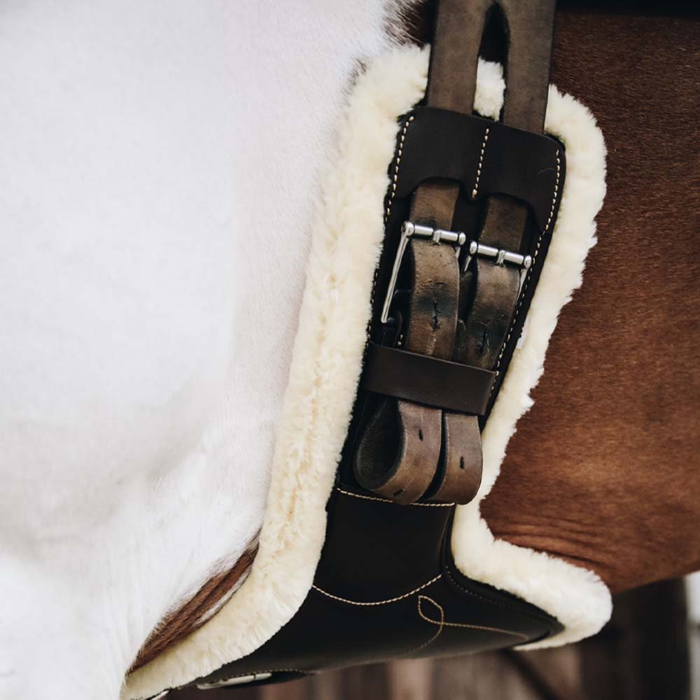 Popręg skokowy Short Sheepskin z fartuchem Brązowy