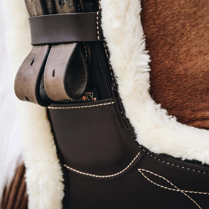 Popręg skokowy Short Sheepskin z fartuchem Brązowy