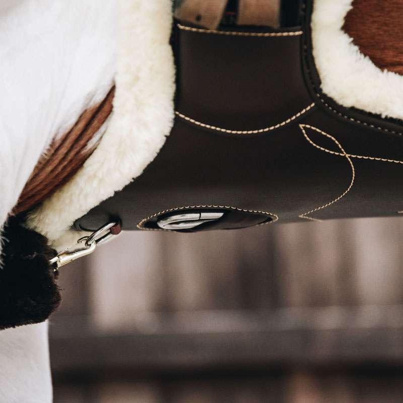 Popręg skokowy Short Sheepskin z fartuchem Brązowy